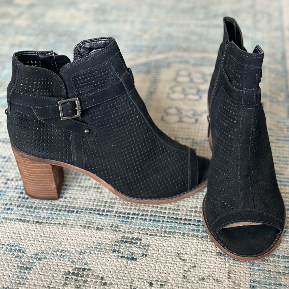 • peep toe booties •